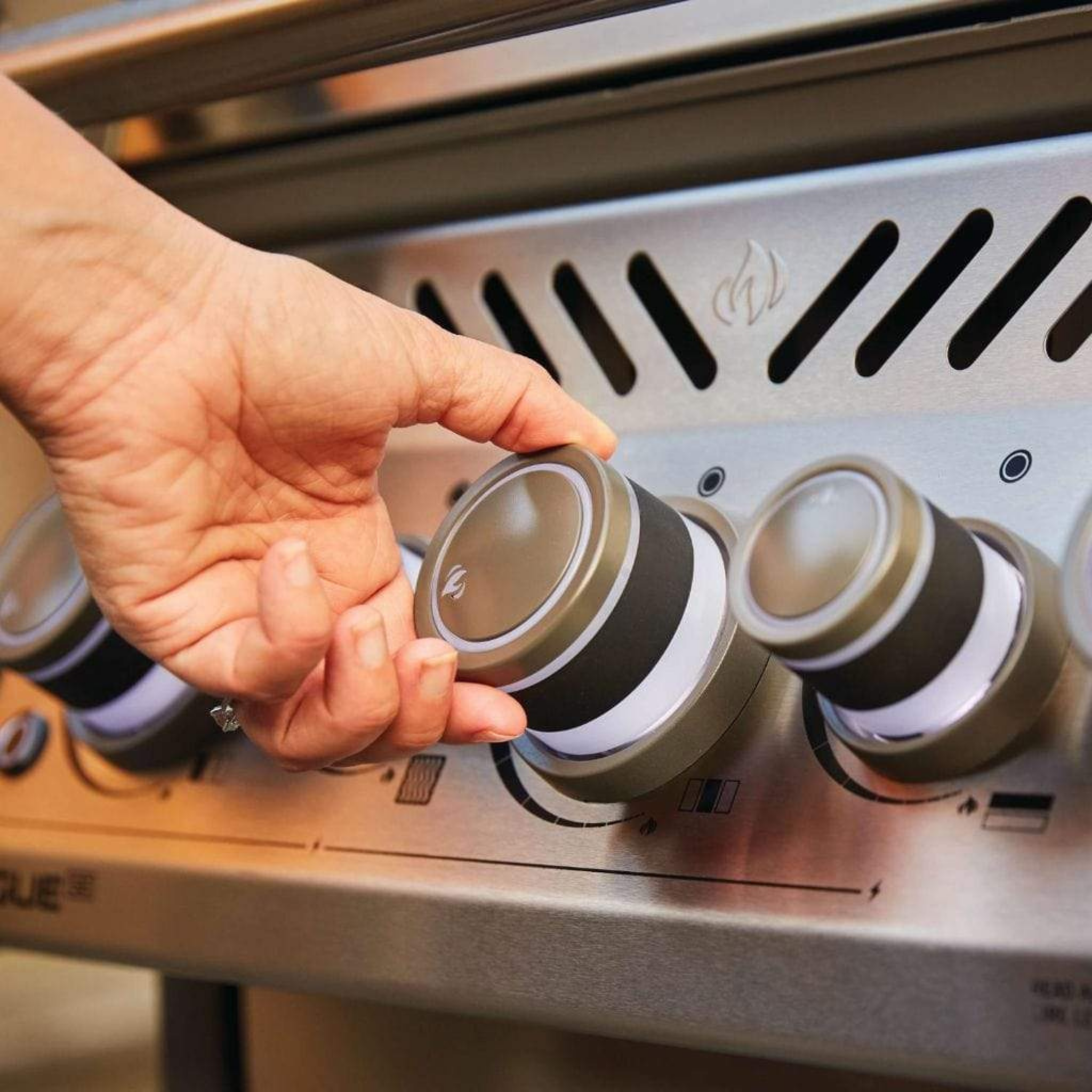 Napoleon Rogue® SE 625 RSIB with Infrared Side and Rear Burners - In Stock